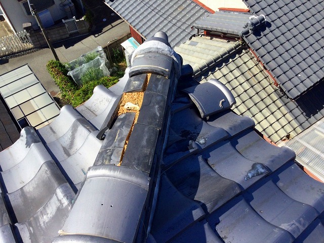 明石市で棟瓦が飛散した状態の屋根